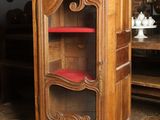 une armoire en bois avec une étagère rouge dans une pièce