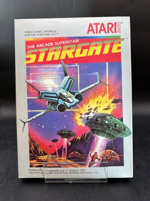 Le jeu Atari « Stargate » est exposé sur une table