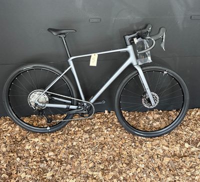 un vélo garé contre un mur