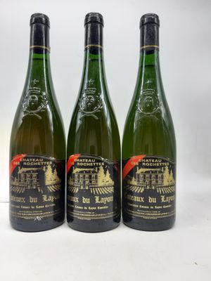 trois bouteilles de vin posées sur une table blanche
