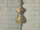 une peinture représentant un mannequin féminin accrochée au mur