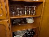 un buffet sur lequel sont posés de nombreux plats et verres