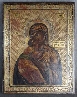 une peinture représentant une femme tenant un enfant dans ses bras