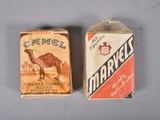 deux paquets de cigarettes Camel posés l'un à côté de l'autre sur une table
