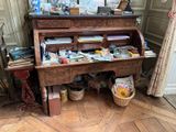 un bureau sur lequel il y a beaucoup de choses