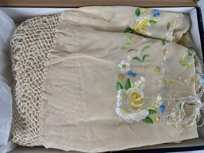 une boîte contenant une robe, posée sur une table