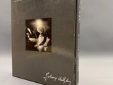 une photo en noir et blanc d'un livre sur lequel figure l'image d'un homme