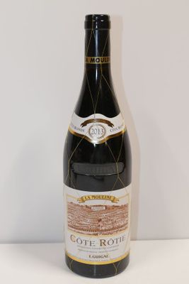 une bouteille de vin posée sur une table