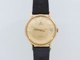 une montre-bracelet plaquée or avec bracelet en cuir noir
