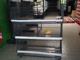 de nombreuses étagères du magasin sur lesquelles sont disposés des produits alimentaires