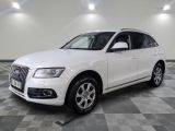 l'audi suv blanc est garé sur un carrelage à carreaux