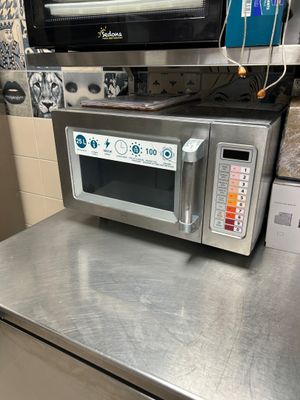 un micro-ondes posé sur un comptoir dans une cuisine