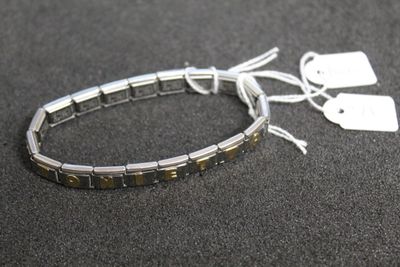 un bracelet muni d'une étiquette, posé sur une table