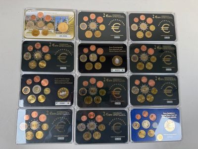 Plusieurs types de pièces en euros sont exposés dans une vitrine.