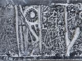 une photo en noir et blanc d'une plaque en pierre sur laquelle sont gravés des motifs
