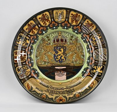 une assiette décorative sur laquelle est représentée une couronne