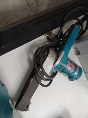 une image d'une perceuse sur une table dans une pièce