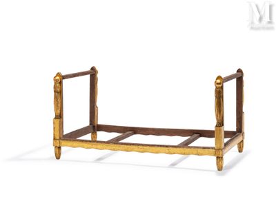 un petit lit en bois surmonté d'un cadre en bois