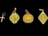 trois médailles d'or et d'argent, ornées d'une croix sur fond noir
