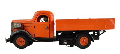 un camion orange garé sur une surface blanche