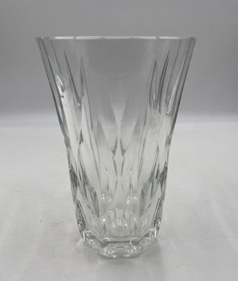 un vase en verre transparent posé sur une table blanche