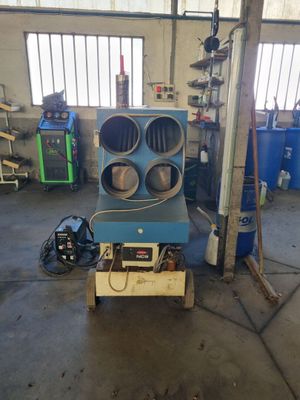 une machine qui se trouve à l'intérieur d'un bâtiment