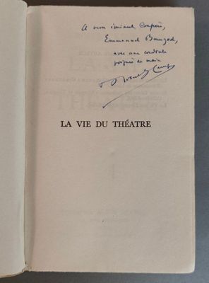 un livre ouvert posé sur une table couverte d'écritures