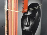 une pile de livres sur laquelle figure le visage d'un homme