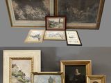 deux photos d'une collection de tableaux, certains encadrés, d'autres non