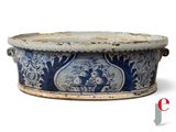 un bol bleu et blanc orné d'un motif représentant un oiseau