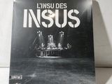 une image représentant un livre sur lequel figure la photo d'un groupe