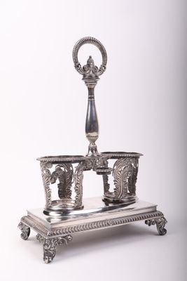 un plat ancien en argent orné d'un bougeoir sur pied