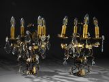 une paire d'appliques en laiton et cristal sur fond noir