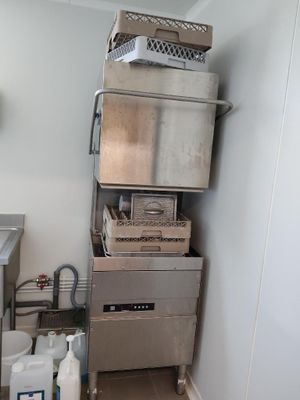 une pile de cartons empilés les uns sur les autres dans une pièce