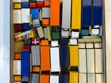 une boîte contenant de nombreuses boîtes de différentes couleurs