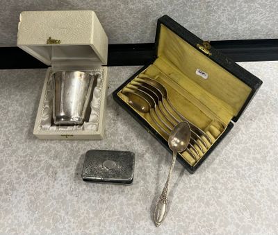 un service d'argenterie présenté dans un coffret, comprenant une cuillère et un repose-cuillère