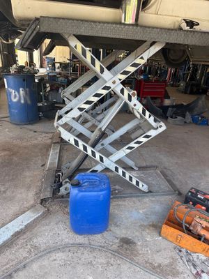 une photo d'une plate-forme élévatrice à ciseaux dans un garage