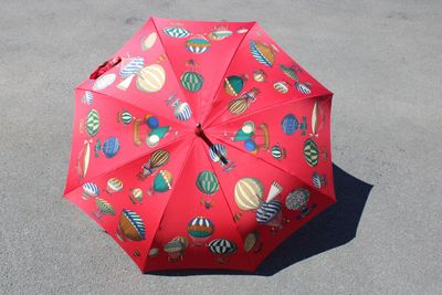 un parapluie rouge orné de montgolfières