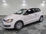 La Volkswagen Polo blanche est garée dans une salle blanche.