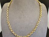 un collier à chaîne en or sur un mannequin mannequin mannequin mannequin mannequin mannequin mannequin mannequin mannequin mannequin