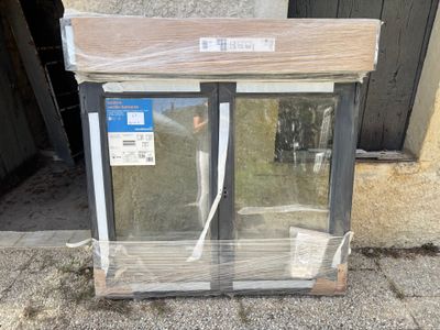 une grande fenêtre qui a été emballée et qui est prête à être expédiée