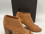 une paire de bottines en cuir beige, à bout ouvert et à talon carré