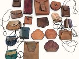 de nombreux modèles différents de sacs à main en cuir posés sur un fond blanc