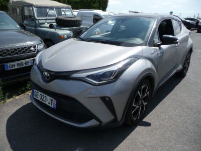 La Toyota C-HR est garée sur un parking aux côtés d'autres voitures