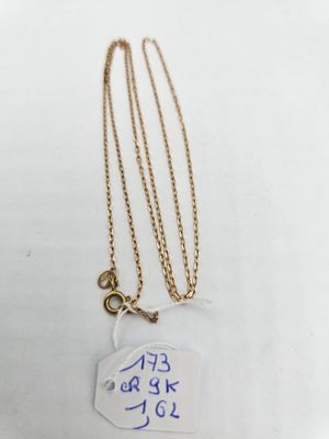 gros plan d'un collier auquel est attachée une étiquette