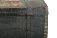 COFFRE en bois noirci à armature de fer, le couvercle bombé. (photo 5)