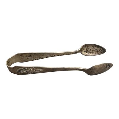 paire de cuillères anciennes en métal argenté ornées de motifs floraux