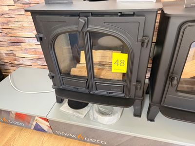 deux poêles à bois exposés dans un magasin