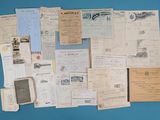 un mur bleu recouvert de nombreux vieux papiers