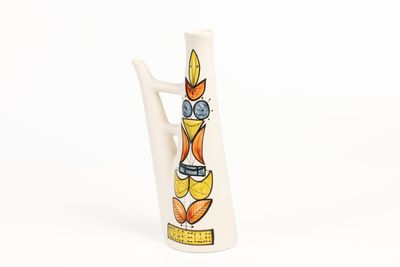 un vase blanc orné d'une image d'oiseau